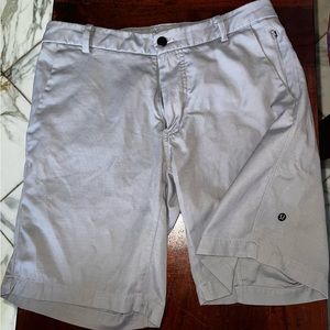 Lululemon Mens Athletic Golf Shorts Gray Flat Front Stretch Size 32 Inseam 9”